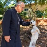 Vídeo do padre Luiz Augusto sobre como criar animais gera polêmica na internet