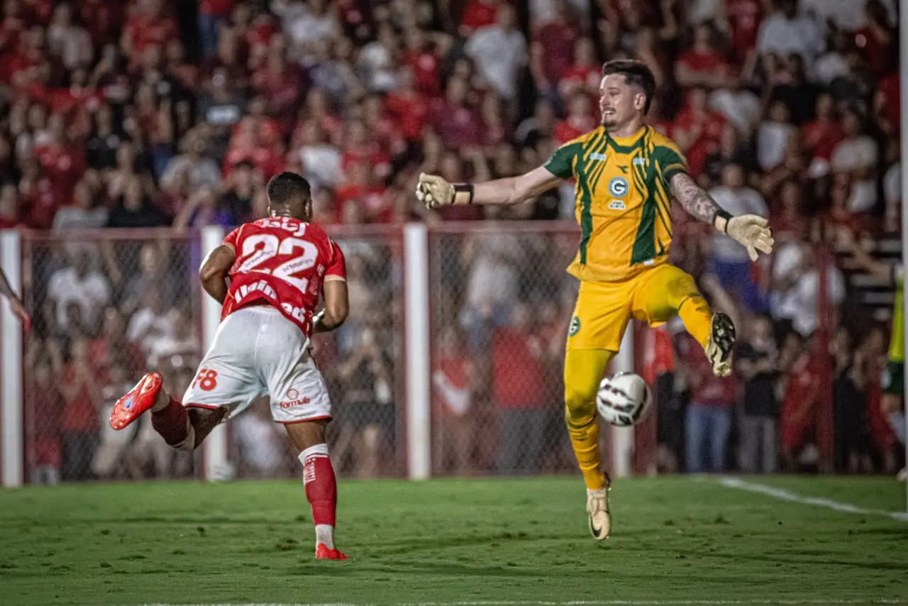 Vila Nova leva melhor no clássico contra o Goiás e volta a vencer na Série B