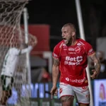 Vila Nova x Goiás: André Luís marca no clássico, provoca Tadeu e dispara: “O mundo gira”