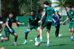 Zaga desfalcada faz Mozart mexer no Goiás para o clássico; veja escalação