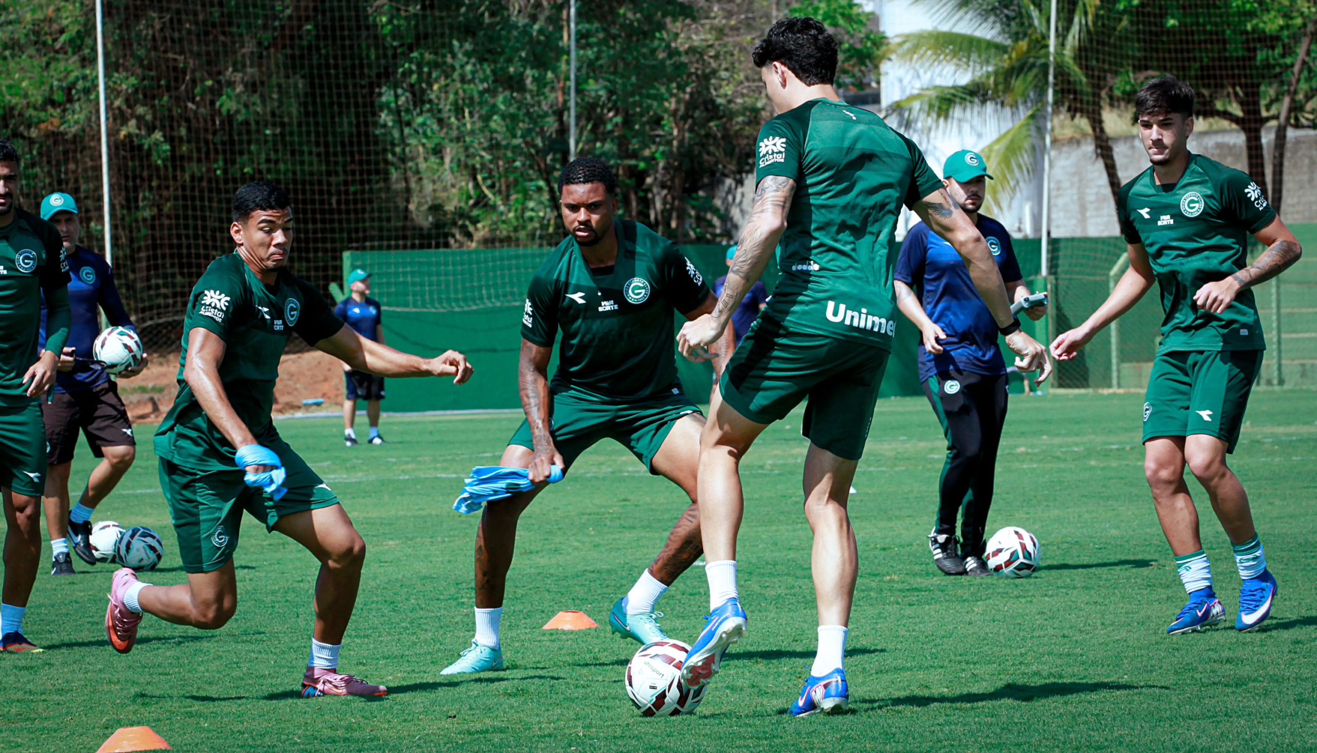 Zaga desfalcada faz Mozart mexer no Goiás para o clássico; veja escalação