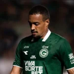 Zagueiro do Goiás é expulso aos 13 minutos contra o Fortaleza