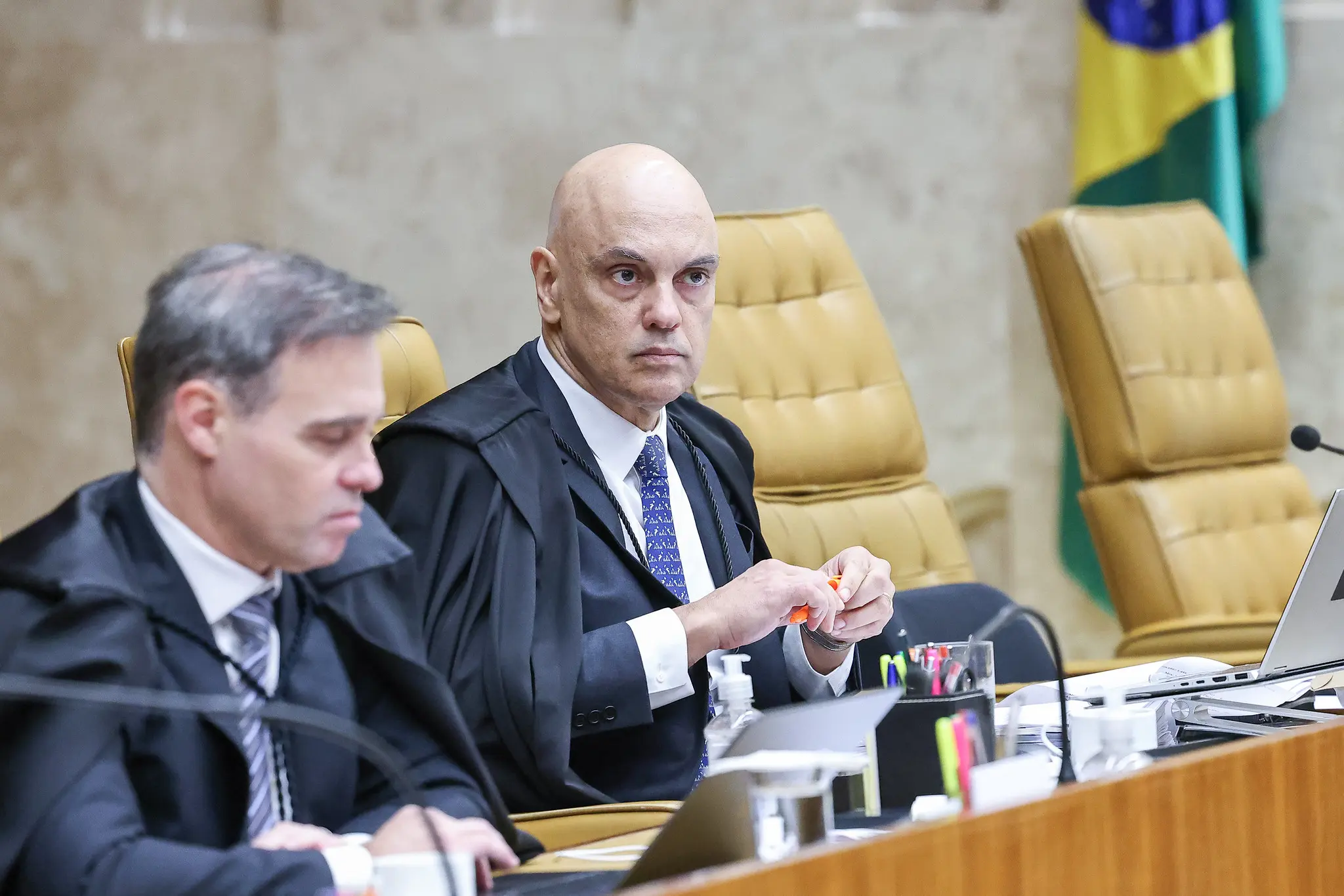 Zanin e Moraes cobram acesso a celular de Vorcaro; Mendonça diz que dados estão lacrados