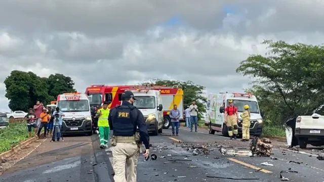 Acidente entre caminhão bitrem e Fiat Strada deixa um morto na BR-452, em Goiás