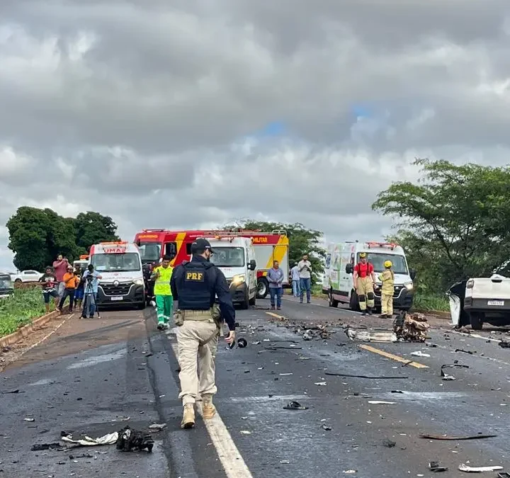 Acidente entre caminhão bitrem e Fiat Strada deixa um morto na BR-452, em Goiás