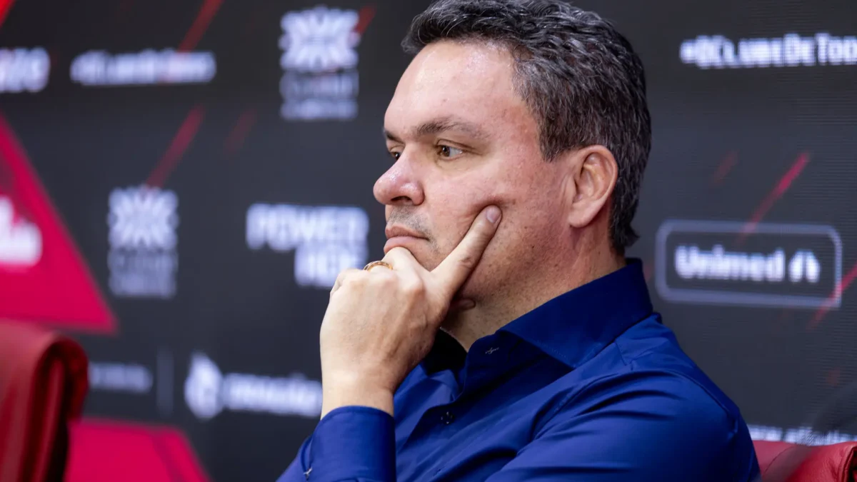 Adson Batista divulga nota com críticas ao elenco do Atlético-GO: “Atraso de futebol”