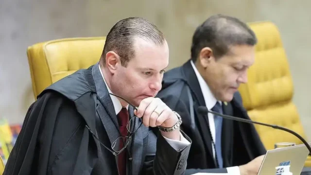 Aliados de Flávio falam em ‘interferência’ de Zanin, e apoiadores de Lula criticam ‘demora’ de Nunes Marques