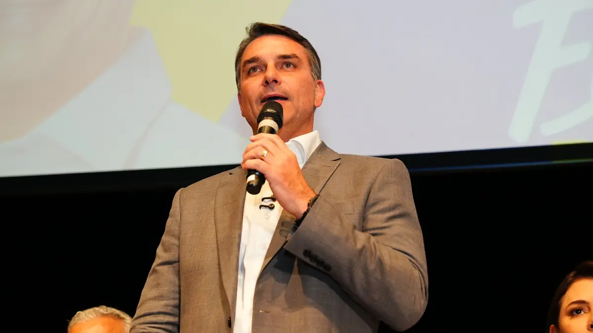 Aliados e advogados preveem prisão preventiva de Flávio Bolsonaro após descumprimento de ordem do STF