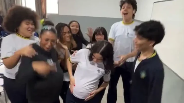 Alunos de colégio em Goiânia fazem trend para celebrar gravidez de colega