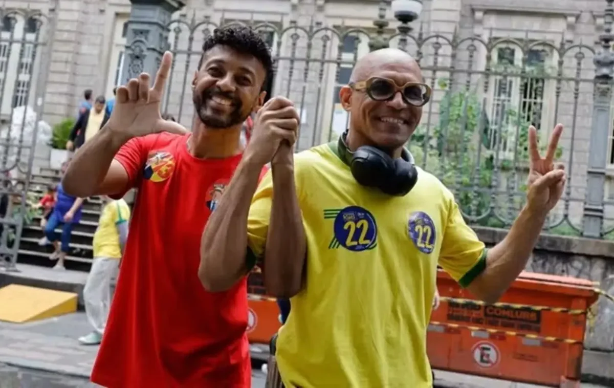 Amigos de infância, eleitores de Lula e Bolsonaro votam juntos no Rio: ‘Nos consideramos irmãos’