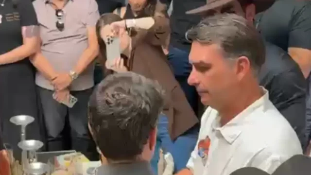 Ao lado de sertanejos, Flávio fala em devolver direito de ‘sonhar’ aos brasileiros