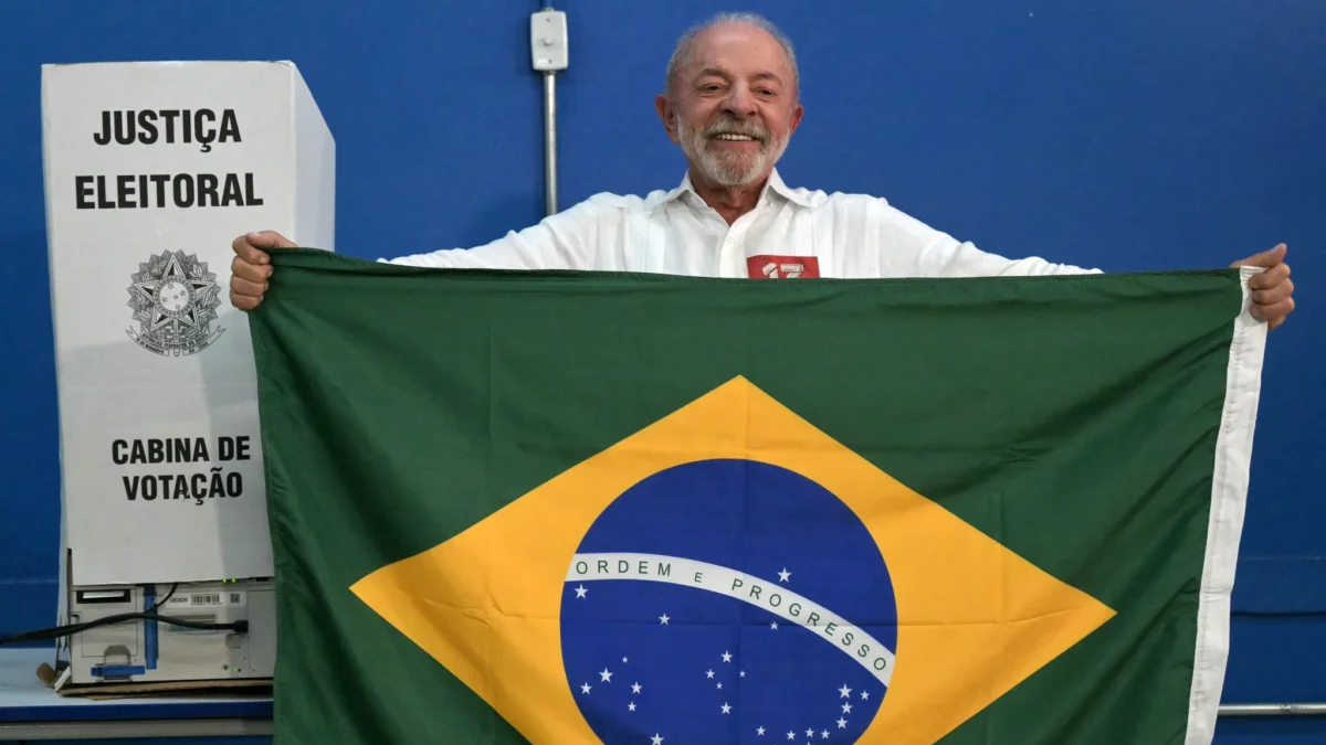Ao votar, Lula comenta mobilização no 2º turno e diz que nunca imaginou disputar eleição com “miliciano”