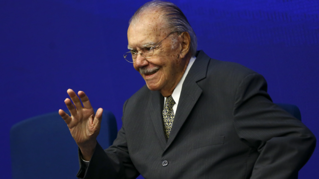 Aos 96 anos, José Sarney passa por cirurgia abdominal e é internado na UTI