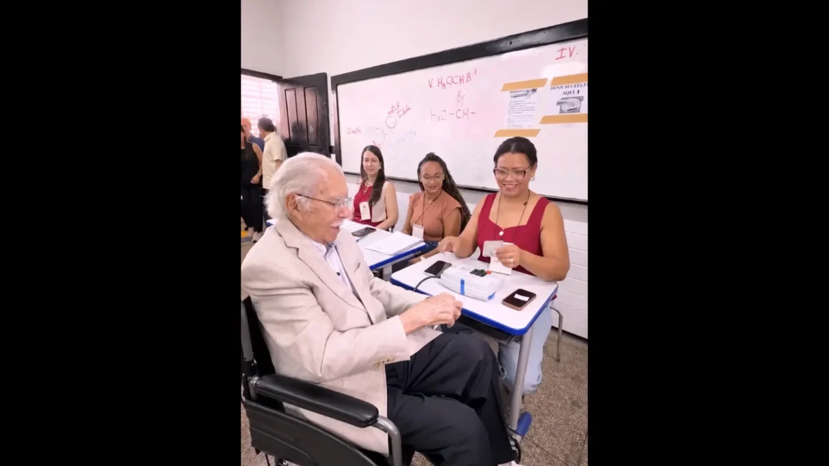 Aos 96 anos, José Sarney vota de cadeira de rodas oito dias após receber alta hospitalar
