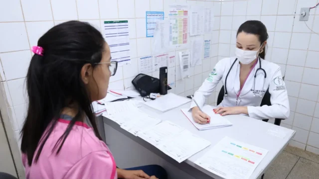 Aparecida promove ações de prevenção ao câncer de mama em UBSs e espaços públicos