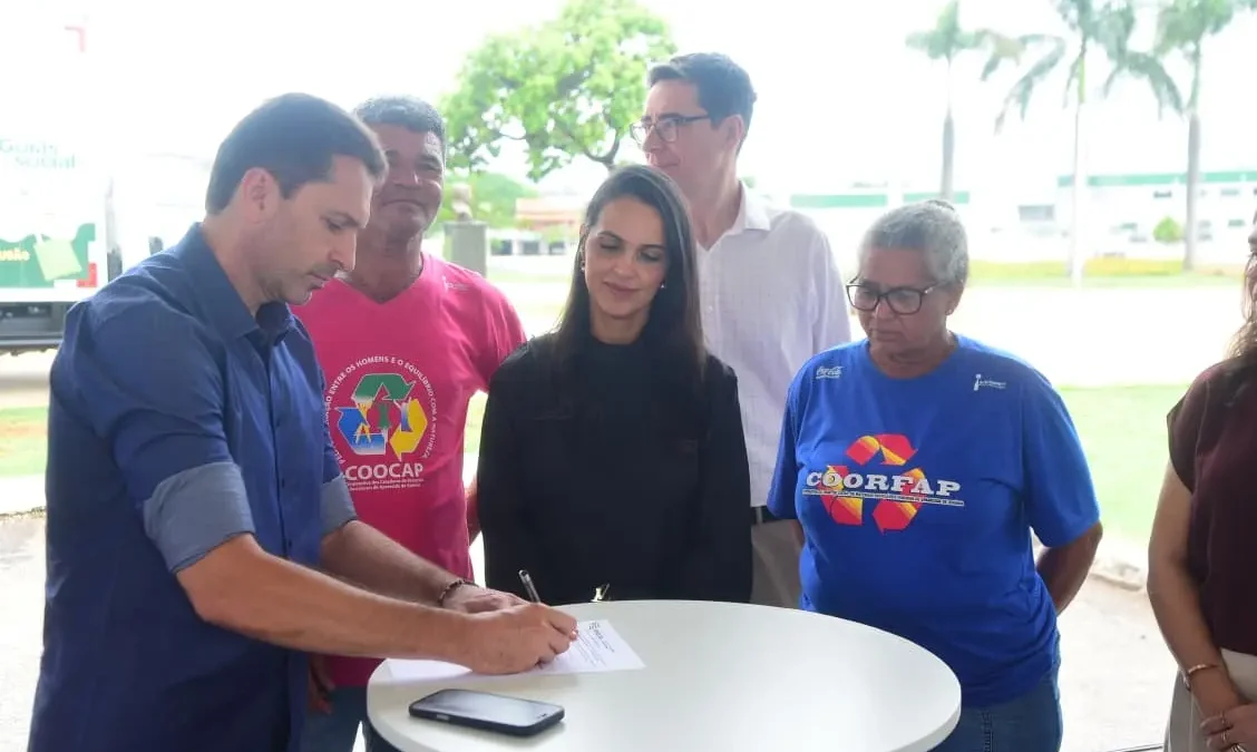 Aparecida recebe caminhão para coleta seletiva e área para sede de cooperativa