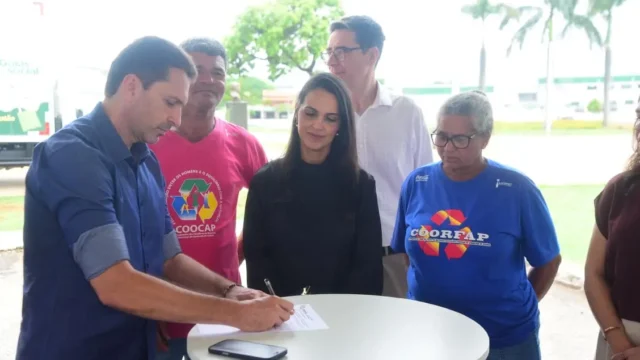 Aparecida recebe caminhão para coleta seletiva e área para sede de cooperativa