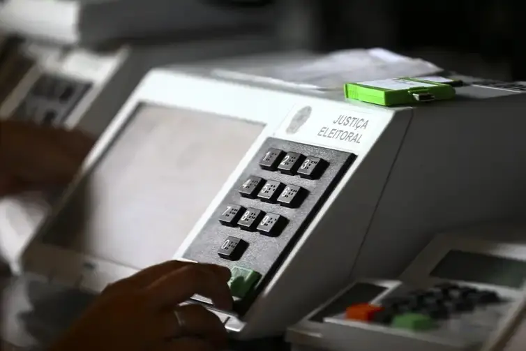 Apenas 35 mil votos foram registrados após prorrogação da votação; Lula venceu Flávio por 4,4 milhões de diferença