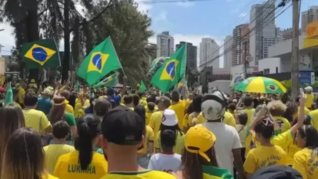 Apoiadores de Flávio Bolsonaro fazem caminhada na Ricardo Paranhos, em Goiânia