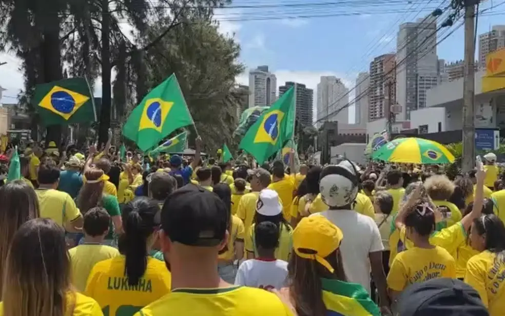 Apoiadores de Flávio Bolsonaro fazem caminhada na Ricardo Paranhos, em Goiânia