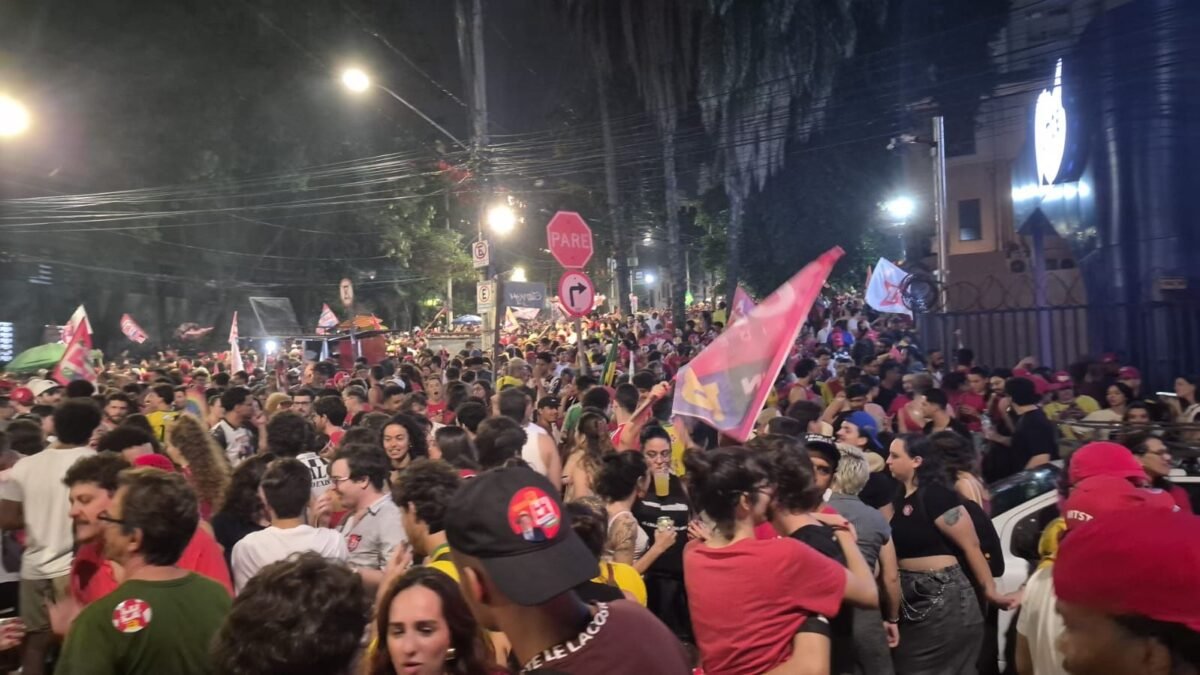 Apoiadores de Lula comemoram reeleição em Belo Horizonte após vitória em Minas e no Brasil
