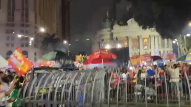 Apoiadores de Lula se reúnem no Centro do Rio para comemorar vitória nas urnas