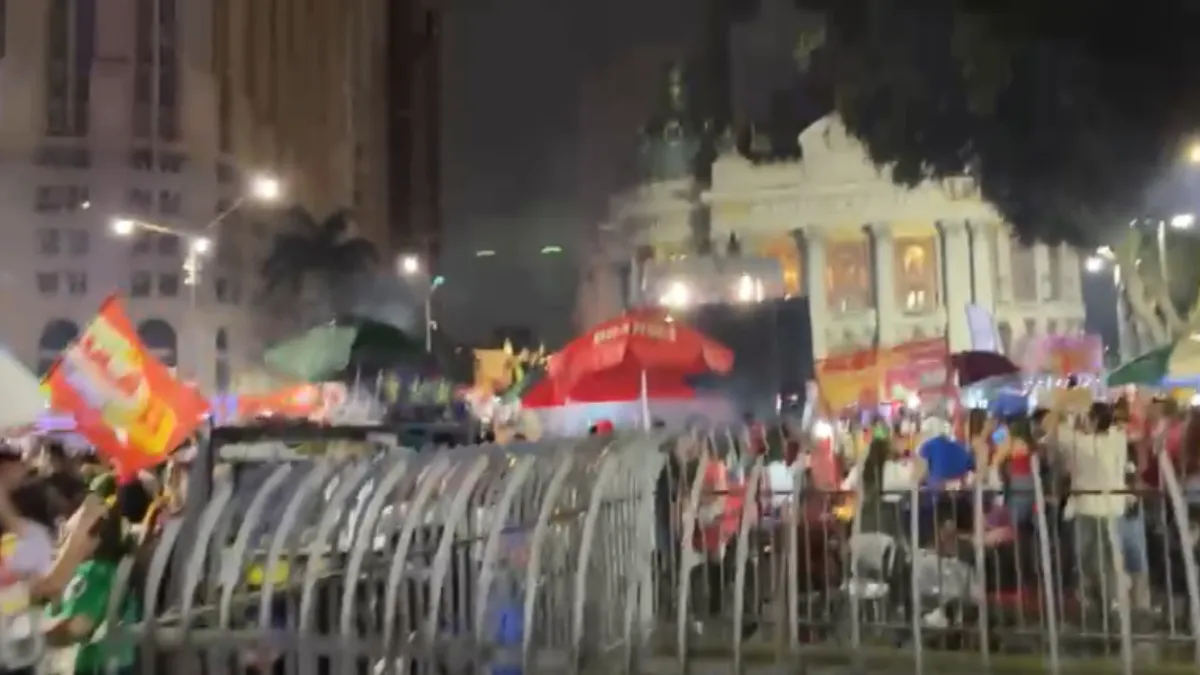 Apoiadores de Lula se reúnem no Centro do Rio para comemorar vitória nas urnas