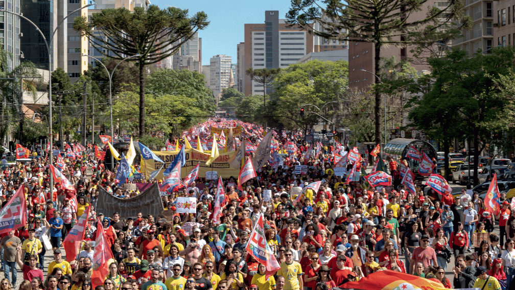 Apoiadores de Lula tomam o Centro Cívico em Curitiba em ato neste domingo