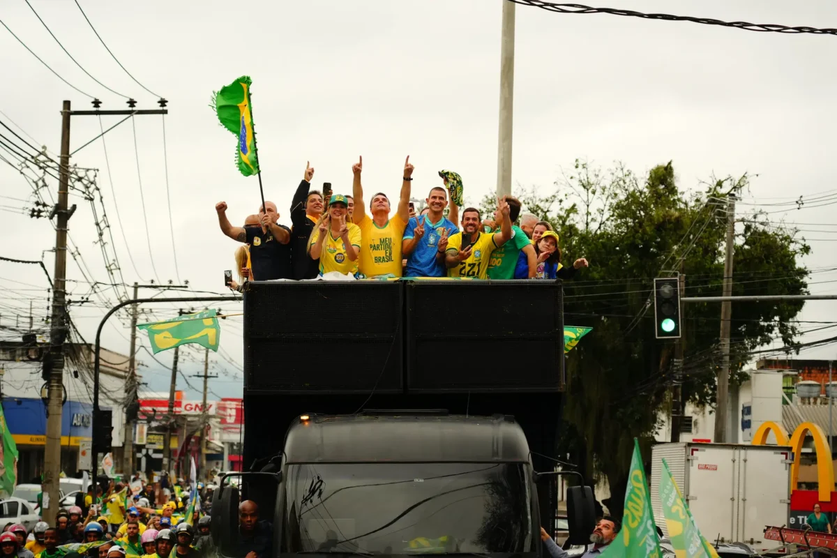 Apoiadores fazem carreatas em apoio a Flávio Bolsonaro em Goiás neste sábado