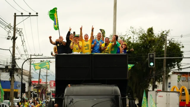 Apoiadores fazem carreatas em apoio a Flávio Bolsonaro em Goiás neste sábado