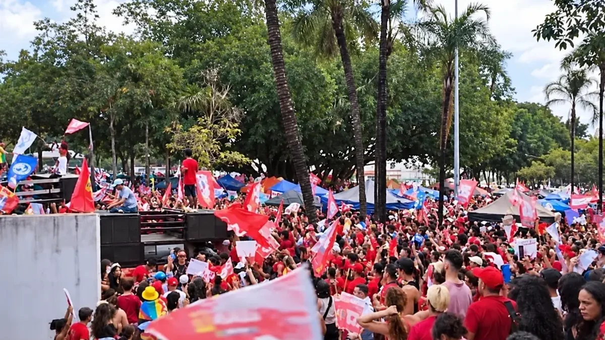 Apoiadores se reúnem na Praça Universitária em ato pró-Lula neste domingo