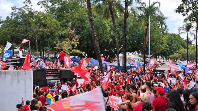 Apoiadores se reúnem na Praça Universitária em ato pró-Lula neste domingo