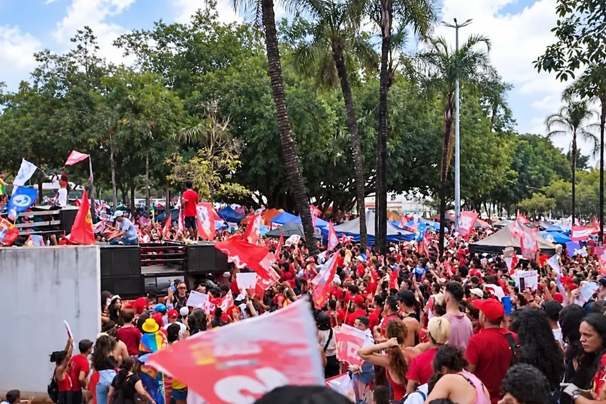Apoiadores se reúnem na Praça Universitária em ato pró-Lula neste domingo