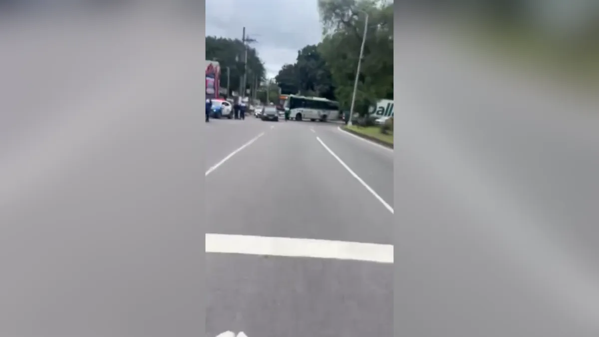Após 13 ônibus sequestrados na Zona Norte nesta sexta-feira, PM anuncia ocupação em quatro favelas do Rio