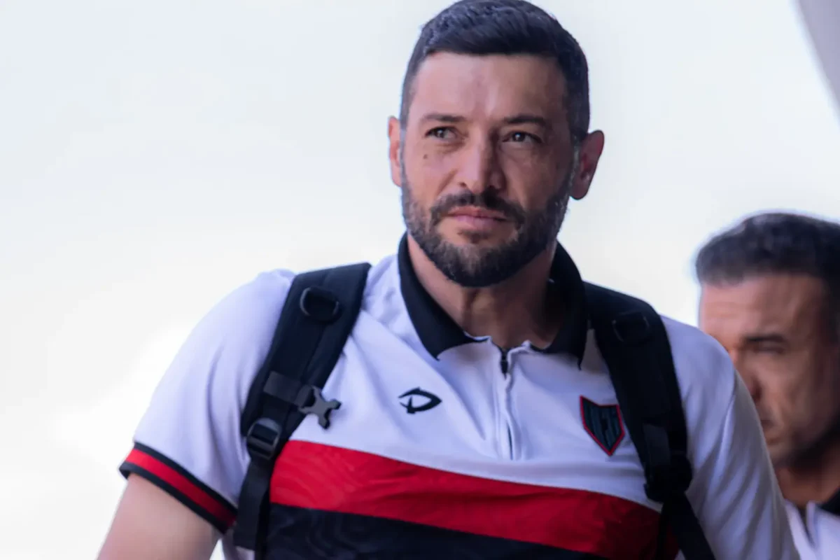 Após tropeço, auxiliar de Roger mantém confiança no acesso: “Esse ponto vai valer muito”