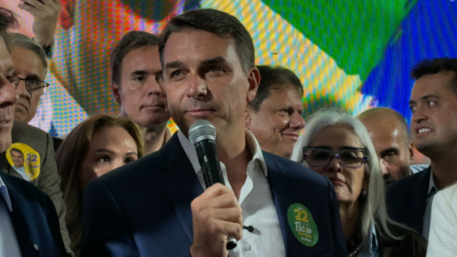 Após visita, Flávio Bolsonaro diz que pai está contente com resultado das eleições