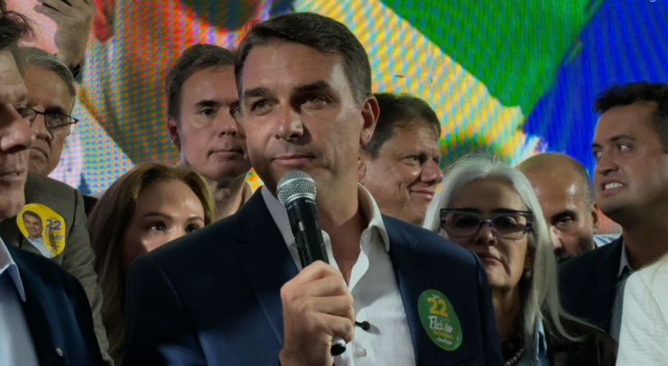Após visita, Flávio Bolsonaro diz que pai está contente com resultado das eleições
