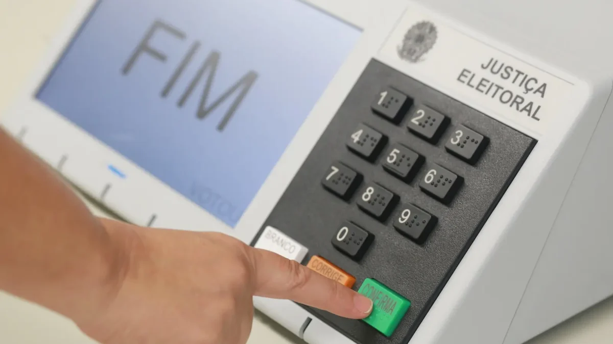 Apuração dos votos é retomada após suspensão pelo TSE