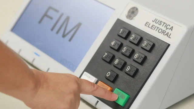 Apuração dos votos é retomada após suspensão pelo TSE