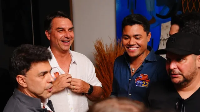 Artistas sertanejos declaram apoio à candidatura de Flávio Bolsonaro