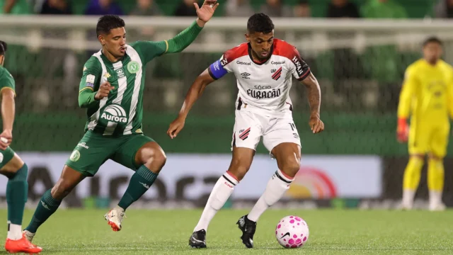 Athletico vence a Chapecoense e retoma a terceira posição na Série A