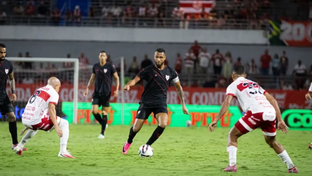 Atlético tem apagão no 2º tempo, perde em Maceió e permite aproximação do CRB