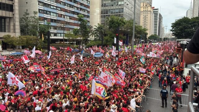 Ato de Lula reúne multidão na Avenida Paulista, em SP, às vésperas do 2º turno