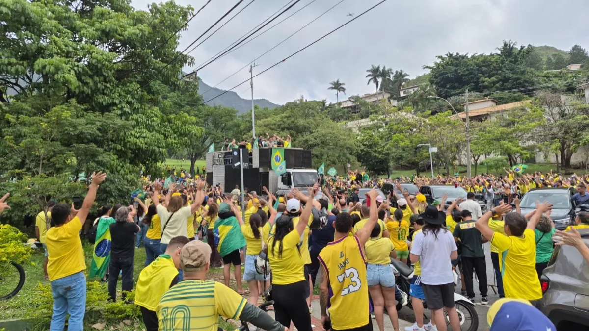 Ato em apoio a Flávio Bolsonaro reúne apoiadores na Praça do Papa na véspera do 2º turno