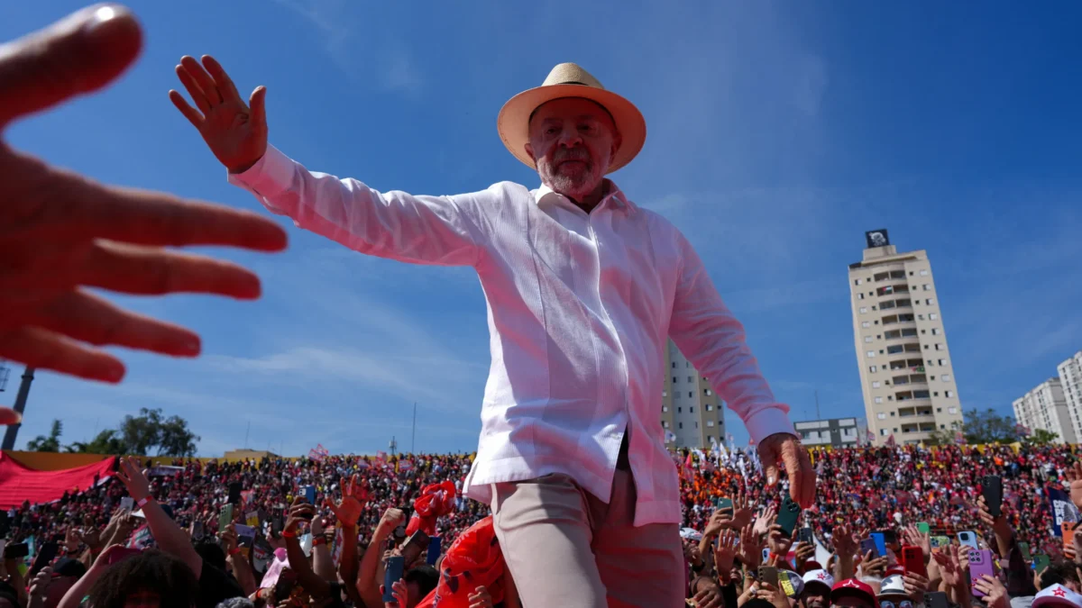 Ato pró-Lula no Largo da Batata, em SP, reúne Haddad e Tebet a 12 dias do segundo turno