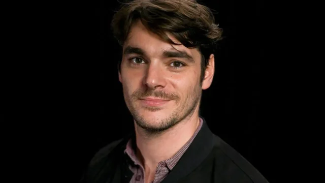 Ator que fez Walter White Jr. em ‘Breaking Bad’ morre aos 34 anos