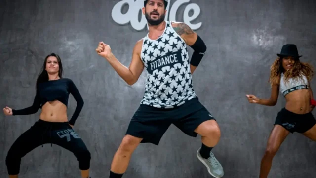 Aulão gratuito de FitDance terá dança e ações de Outubro Rosa em Aparecida