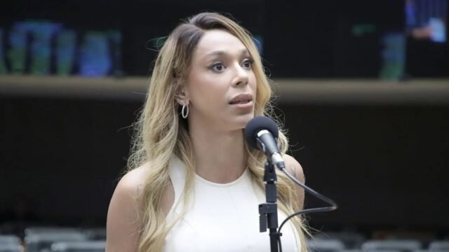 Autora da PEC do fim da escala 6X1, Erika Hilton celebra aprovação: “Vitória dos trabalhadores”