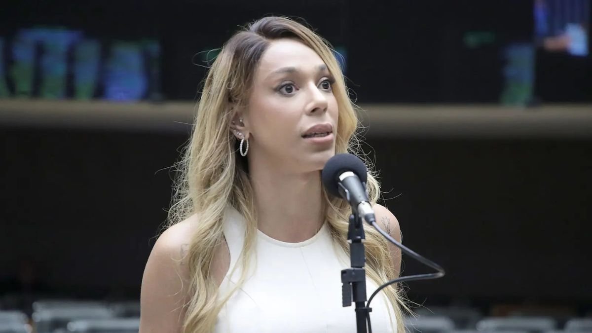 Autora da PEC do fim da escala 6X1, Erika Hilton celebra aprovação: “Vitória dos trabalhadores”