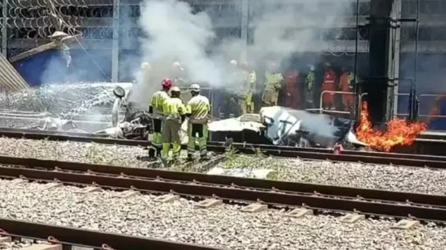 Avião cai sobre trilhos do metrô de BH e pega fogo; piloto morreu